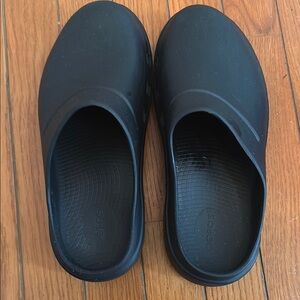 Oofos clog W 8/M6 EUC only worn 3 times!